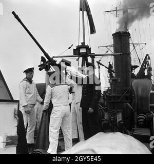 Marinerekruten der 2. Minensuchflottille Zielansprache bei der Ausbildung zur am Flugabwehrgeschütz, 1930er Jahre Deutschland. Les recrues de la marine de la 2e flottille de dragueur visant à un canon, Allemagne 1930. Banque D'Images