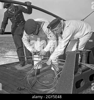 Marinerekruten der 2. Minensuchflottille bei der Ausbildung mit ihrem Bootsmann, 1930er Jahre Deutschland. Les recrues de la marine de la 2e flottille de dragueur de l'exercice avec leur maître de l'Allemagne des années 1930. Banque D'Images