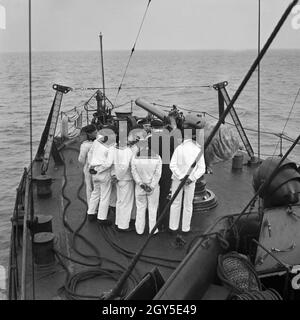 Marinerekruten der 2. Minensuchflottille bei der Ausbildung mit ihrem Bootsmann, 1930er Jahre Deutschland. Les recrues de la marine de la 2e flottille de dragueur de l'exercice avec leur maître de l'Allemagne des années 1930. Banque D'Images