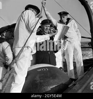 Marinerekruten der 2. Minensuchflottille bei der Ausbildung mit ihrem Bootsmann, 1930er Jahre Deutschland. Les recrues de la marine de la 2e flottille de dragueur de l'exercice avec leur maître de l'Allemagne des années 1930. Banque D'Images