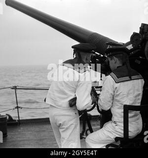 Marinerekruten in der 2. Minensuchflottille bei der Ausbildung suis Geschütz, 1930er Jahre Deutschland. Deux recrues de la marine de la 2e flottille de dragueur de l'exercice à un canon, Allemagne 1930. Banque D'Images