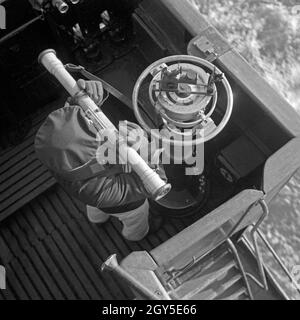 Marinerekrut der 2. Minensuchflottille suis Kompaß 1930er Jahre, Deutschland. Recrutement de la 2e marine flottille de dragueur à la boussole, l'Allemagne des années 1930. Banque D'Images