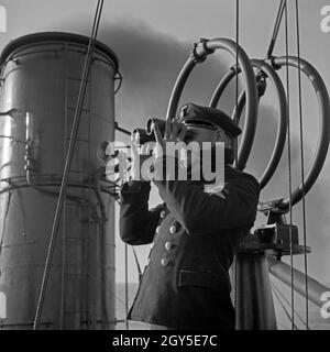 Marinerekrut der 2. Minensuchflottille im Ausguck suis 8er Jahre 1930, Deutschland. Recrutement de la 2e marine flottille démineur exerçant au panoramique avec ses jumelles, Allemagne 1930. Banque D'Images