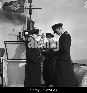 Offiziere der 2. Minensuch Flotille bei einer Besprechung vor der Übung auf Ihren Minensuchbooten, 1930er Jahre Deutschland. Bureau d'un démineur à un exercice sur leur mindsweepers, Allemagne 1930. Banque D'Images