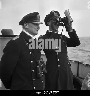 Offiziere der 2. Minensuch Flotille bei einer Übung auf Ihren Minensuchbooten, 1930er Jahre Deutschland. Bureau d'un démineur à un exercice sur leur mindsweepers, Allemagne 1930. Banque D'Images