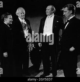 Der Deutsche und Dramatiker Schriftsteller Gerhart Hauptmann bei einer der Aufführung Volksbühne Berlin, Novembre 1937. Dramaturge et auteur allemand Gerhart Hauptmann au théâtre Volksbuehne Berlin, Novembre 1937. Banque D'Images