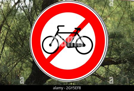 des panneaux interdisant la circulation des bicyclettes dans une zone où seules les personnes peuvent marcher et pas même les voitures Banque D'Images