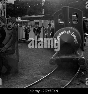 Nur Spaß für die kleinen : eine Fahrt mit dem Posemuckel express auf der Festwiese Stralau à Berlin, Deutschland 1930er Jahre. Big fun pour les petits : un tour avec le train à Berlin le kiddy Stralau foire annuelle de l'Allemagne, 1930. Banque D'Images