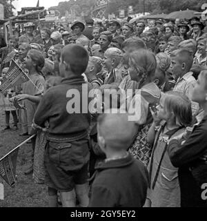 Nur Spaß für die kleinen : Kinder als Publikum und bei einem Aufführung Kasperltheater auf der Festwiese Stralau à Berlin, Deutschland 1930er Jahre. Big fun pour les petits : les enfants comme public d'un Punch and Judy show à Berlin la foire annuelle de Stralau, Allemagne 1930. Banque D'Images