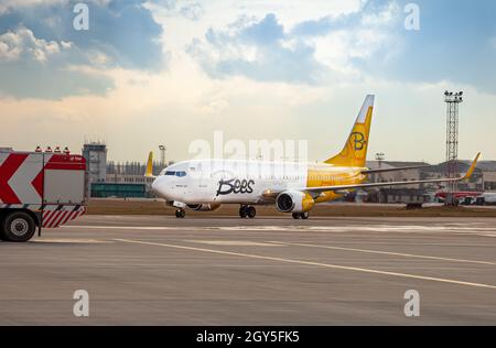 Avion jaune de la compagnie aérienne Bees sur le tablier.Boeing 737-800 UR-UBA avion de tourisme.Copier piste d'espace.Ukraine, Kiev - 19 mars 2021. Banque D'Images