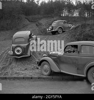 Die Anforderungen un Mensch und Maschine steigen bei der mit dem Geländefahrt Ford Eifel, Deutschland 1930 er Jahre. Le tout-terrain avec Ford modèle Eifel, Allemagne 1930. Banque D'Images