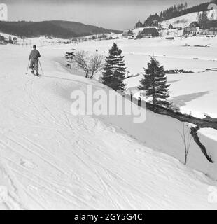 Ein Ausflug in das Skigebiet Reheberg im Erzgebirge, Deutsches Reich 1930er Jahre. Une excursion à la région de ski dans les montagnes Reheberg Erz, Allemagne 1930. Banque D'Images