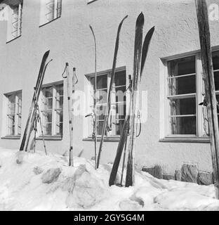 Ein Ausflug in das Skigebiet Reheberg im Erzgebirge, Deutsches Reich 1930er Jahre. Une excursion à la région de ski dans l'Reheberg , Allemagne 1930. Banque D'Images