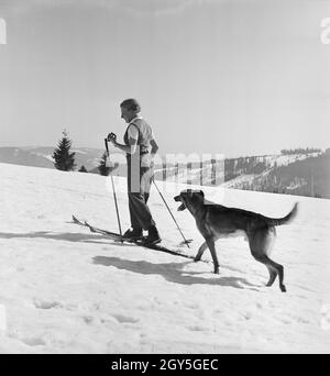 Ein Ausflug in das Skigebiet Reheberg im Erzgebirge, Deutsches Reich 1930er Jahre. Une excursion à la région de ski dans les montagnes Reheberg Erz, Allemagne 1930. Banque D'Images