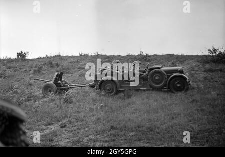 Rechten der deutschen Wehrmacht BEI einer Übung im Gelände, Deutschland 1930er Jahre.Soldats de la Wehrmacht allemande pratiquant et exerçant sur un terrain d'exercice militaire, Allemagne des années 1930. Banque D'Images