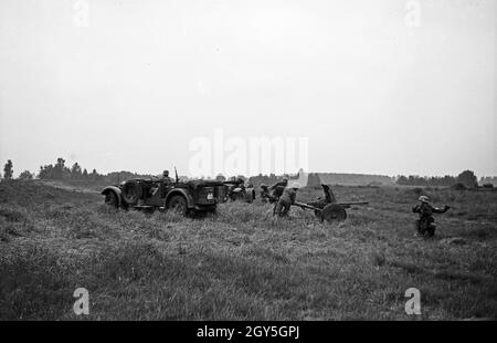 Rechten der deutschen Wehrmacht BEI einer Übung im Gelände, Deutschland 1930er Jahre.Soldats de la Wehrmacht allemande pratiquant et exerçant sur un terrain d'exercice militaire, Allemagne des années 1930. Banque D'Images