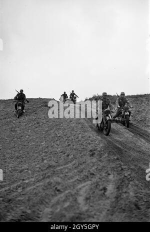 Rechten der deutschen Wehrmacht BEI einer Übung im Gelände, Deutschland 1930er Jahre.Soldats de la Wehrmacht allemande pratiquant et exerçant sur un terrain d'exercice militaire, Allemagne des années 1930. Banque D'Images