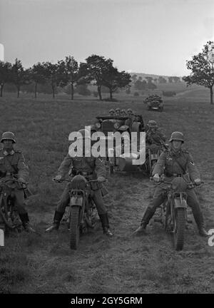 Rechten der deutschen Wehrmacht BEI einer Übung im Gelände, Deutschland 1930er Jahre.Soldats de la Wehrmacht allemande pratiquant et exerçant sur un terrain d'exercice militaire, Allemagne des années 1930. Banque D'Images