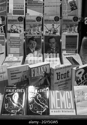 In den Buchläden von Prag steht nun auch das Buch von Adolf Hitler 'Mein Kampf' zum Verkauf, 1930er Jahre.Les librairies de Prague proposent désormais également Mein Kampf, 1930er Jahre d'Adolf Hitler. Banque D'Images