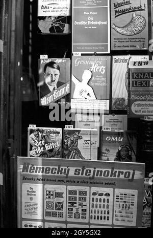 In den Buchläden von Prag steht nun auch das Buch von Adolf Hitler 'Mein Kampf' zum Verkauf, 1930er Jahre.Les librairies de Prague proposent désormais également Mein Kampf, 1930er Jahre d'Adolf Hitler. Banque D'Images