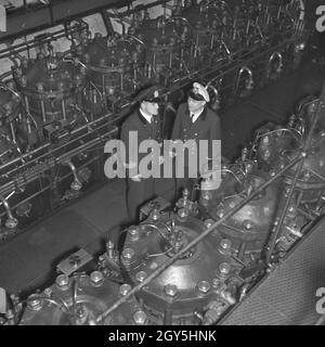 Original-Bildunterschrfit Motorschiffs : Im Herzen des 'Wilhelm Gustloff' : der leitende Ingenieur bei einem Gespräch im Maschinenraum, Deutschland 1940er Jahre. Ingénieur principal tandis qu'un briefing à la salle des machines du navire 'Wilhelm Gustloff', l'Allemagne des années 40. Banque D'Images