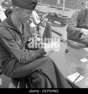 Original-Bildunterschrift : Freizeit des Matrosen Matrosen : beim Kartenspiel An Bord Pont une Torpedoboots von Deutschland, 1940er Jahre. De loisirs du marin : cartes à jouer sur le pont d'un bateau torpille, l'Allemagne des années 40. Banque D'Images