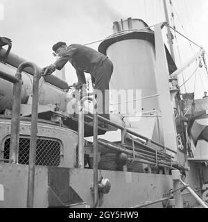 Original-Bildunterschrift : Dienst des Matrosen : technischer Arbeitsdienst une Torpedoboots, Deutschland und pont 1940er Jahre. Contrôle technique sur le pont d'un bateau torpille, l'Allemagne des années 40. Banque D'Images