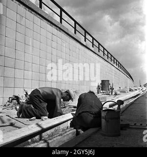 Reichsautobahnzubringer Original-Bildunterschrift : Berlin - Fertigstellung des Zubringers während des Krieges. Dans Straßenunterführungsarbeitsstelle Arbeiter und an der Kreuzung Wannsee. Alimentation du moteur à l'autoroute Reichsautobahn - zone de construction au passage à niveau de Wannsee et la Potsdamer Chaussee, Allemagne 1940. Banque D'Images