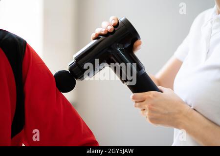 Traitement de récupération des bras du pistolet de massage à l'aide de la machine Banque D'Images