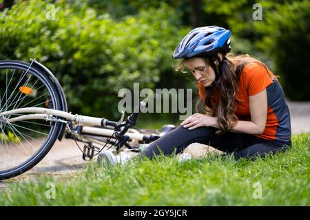 Cycliste est tombé de vélo. Blessure à la bicyclette Banque D'Images