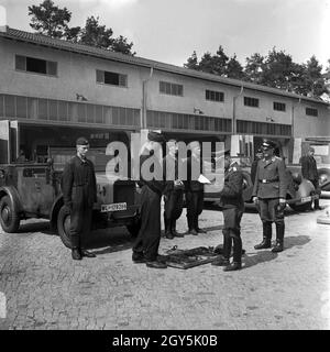 Kraftfahrzeugen Original-Bildunterschrift : Appell mit bei einer motorizierten Nachrichten-Abteilung, Deutschland 1940er Jahre. Le rassemblement avec des véhicules motorisés à l'unité du corps, de l'Allemagne des années 40. Banque D'Images