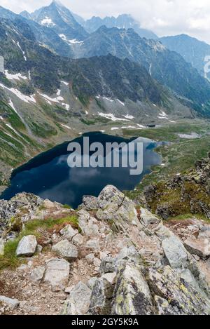 Velke Hincovo pleso et Hincove oka lacs à Hincova kotlina avec des sommets au-dessus de Koprovsky stit montagnes pic dans les montagnes Vysoke Tatry en Slovaquie Banque D'Images