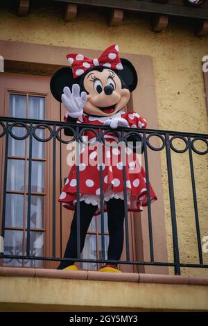 ORLANDO, ÉTATS-UNIS - 26 août 2021 : une photo verticale de la Minnie Mouse en passant du balcon de Disneyworld à Orlando Banque D'Images