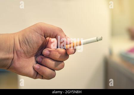 La Journée mondiale sans tabac Hommes pause cigarette et envoyer une cigarette Banque D'Images