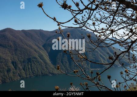 08.04.2021 Brè Paese au Tessin, Suisse.Panorama du lac de Lugano depuis le Bré Paese.Jour de printemps ensoleillé Banque D'Images