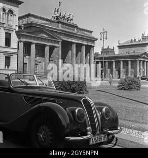 Spaziergang durch die Reichshauptstadt Berlin, hier am Brandenburger Tor, 1940er Jahre.En vous promenant dans la capitale de l'IIIReich, Berlin, ici porte de Brandebourg, années 1940. Banque D'Images