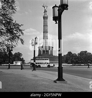 Spaziergang durch die Reichshauptstadt Berlin, hier an der Siegessäule, 1940er Jahre.En vous promenant dans la capitale de l'IIIReich, Berlin, ici la colonne de la victoire, années 1940. Banque D'Images