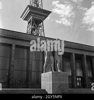 Spaziergang durch die Reichshauptstadt Berlin, hier im Westend am Funkturm, 1940er Jahre.En vous promenant dans la capitale de l'IIIReich, Berlin, ici à la tour de radio dans l'ouest de Berlin, dans les années 1940. Banque D'Images