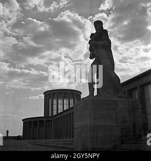 Spaziergang durch die Reichshauptstadt Berlin, hier im Westend am Funkturm, 1940er Jahre.En vous promenant dans la capitale de l'IIIReich, Berlin, ici à la tour de radio dans l'ouest de Berlin, dans les années 1940. Banque D'Images