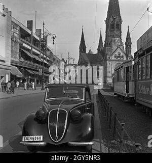 Spaziergang durch die Reichshauptstadt Berlin, hier an der Kaiser Wilhelm Gedächtniskirche, 1940er Jahre.En vous promenant dans la capitale de l'IIIReich, Berlin, ici près de l'église du souvenir Kaiser Wilhelm, années 1940. Banque D'Images