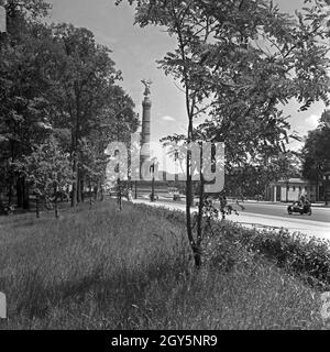 Spaziergang durch die Reichshauptstadt Berlin, hier an der Siegessäule, 1940er Jahre.En vous promenant dans la capitale de l'IIIReich, Berlin, ici la colonne de la victoire, années 1940. Banque D'Images