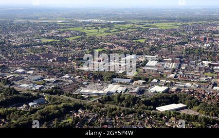 Vue aérienne sur les gratte-ciel de Bolton, y compris l'Asda à Burnden Banque D'Images