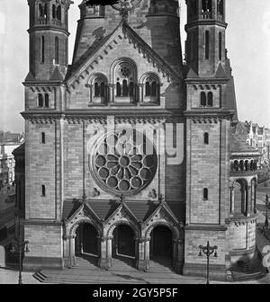 Spaziergang durch die Reichshauptstadt Berlin, hier an der Kaiser Wilhelm Gedächtniskirche, 1940er Jahre.En vous promenant dans la capitale de l'IIIReich, Berlin, ici à l'église du souvenir Kaiser Wilhelm, années 1940. Banque D'Images