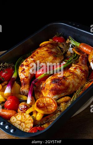 cuisses de poulet frites avec divers légumes Banque D'Images