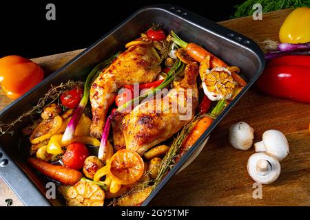 cuisses de poulet frites avec divers légumes Banque D'Images