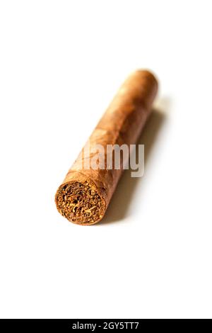 Cigare cubain marron isolé sur fond blanc Banque D'Images