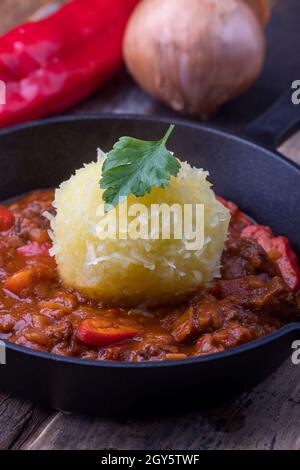 goulash hongrois dans une poêle en fer Banque D'Images