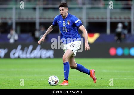 Alessandro Bastoni, de l'Italie, contrôle le ballon lors du match de demi-finale de la Ligue des Nations de l'UEFA entre l'Italie et l'Espagne. Banque D'Images