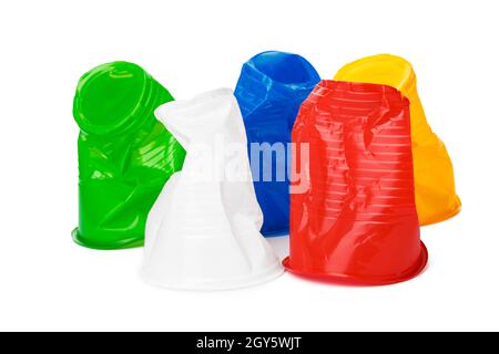 Gobelet en plastique froissé isolé sur fond blanc Banque D'Images