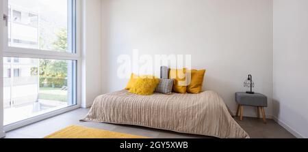 Belle chambre avec un lit, confortable et plein d'oreillers.Détail du lit avec un grand mur blanc, parfait pour la copie.Chambre très romantique.Concept Banque D'Images